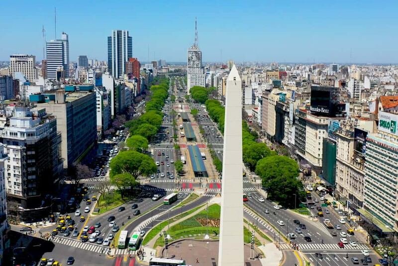 Obelisco y avenida en Buenos Aires